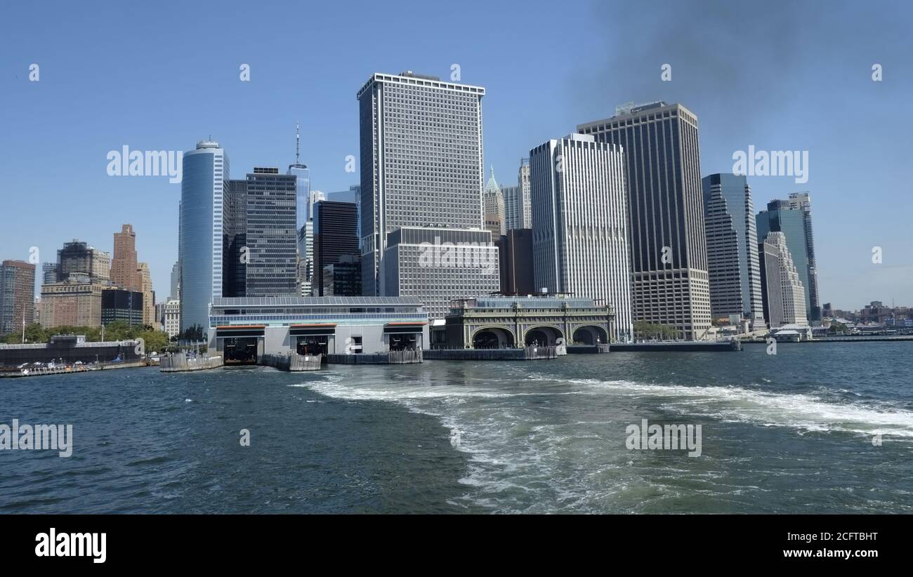 I grattacieli del distretto finanziario di New York fotografati dal traghetto per Staten Island Foto Stock