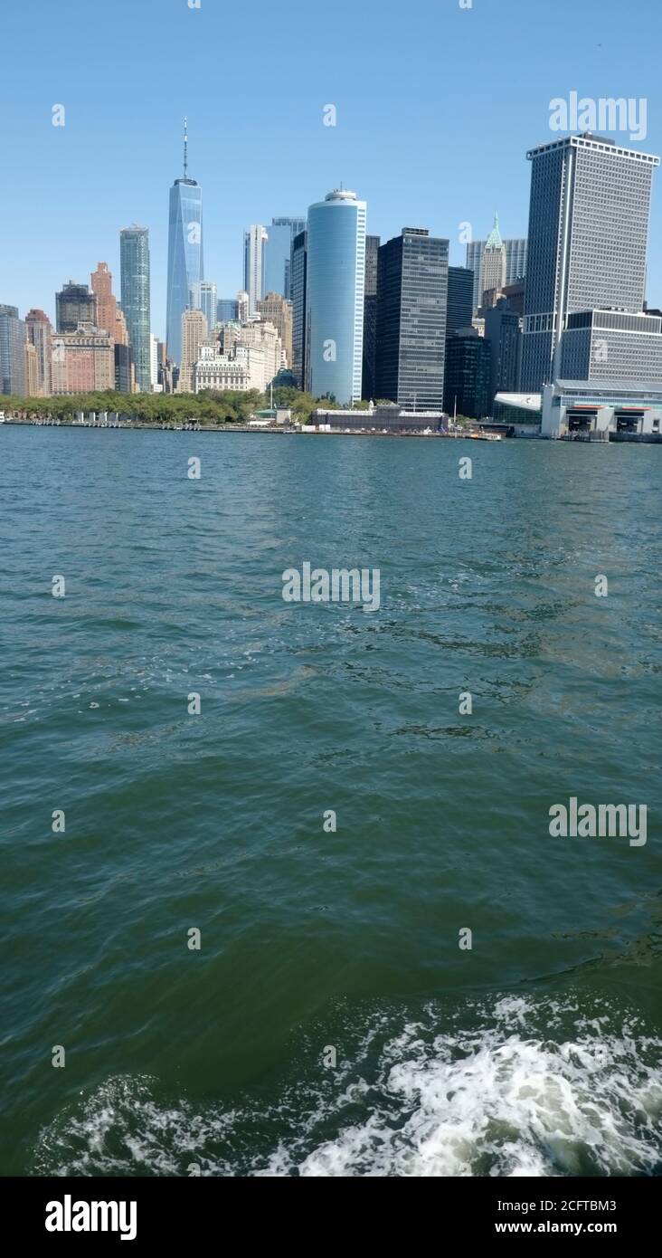 I grattacieli del distretto finanziario di New York fotografati dal traghetto per Staten Island Foto Stock