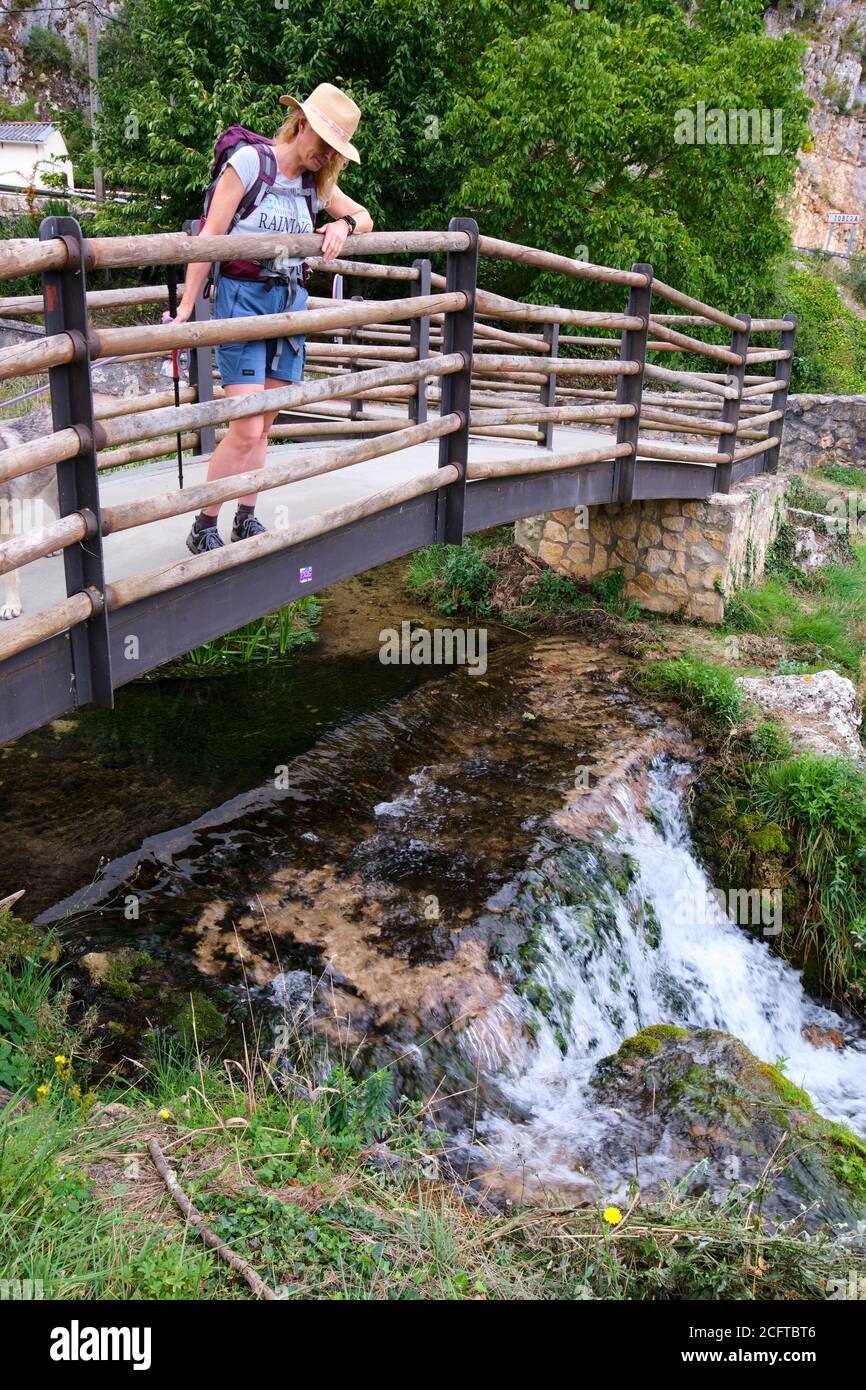 Donna con un cappello in un ponte e fiume. Foto Stock
