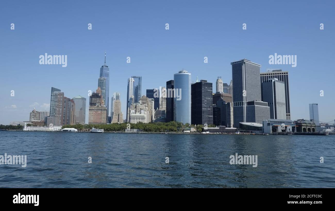 I grattacieli del distretto finanziario di New York fotografati dal traghetto per Staten Island Foto Stock