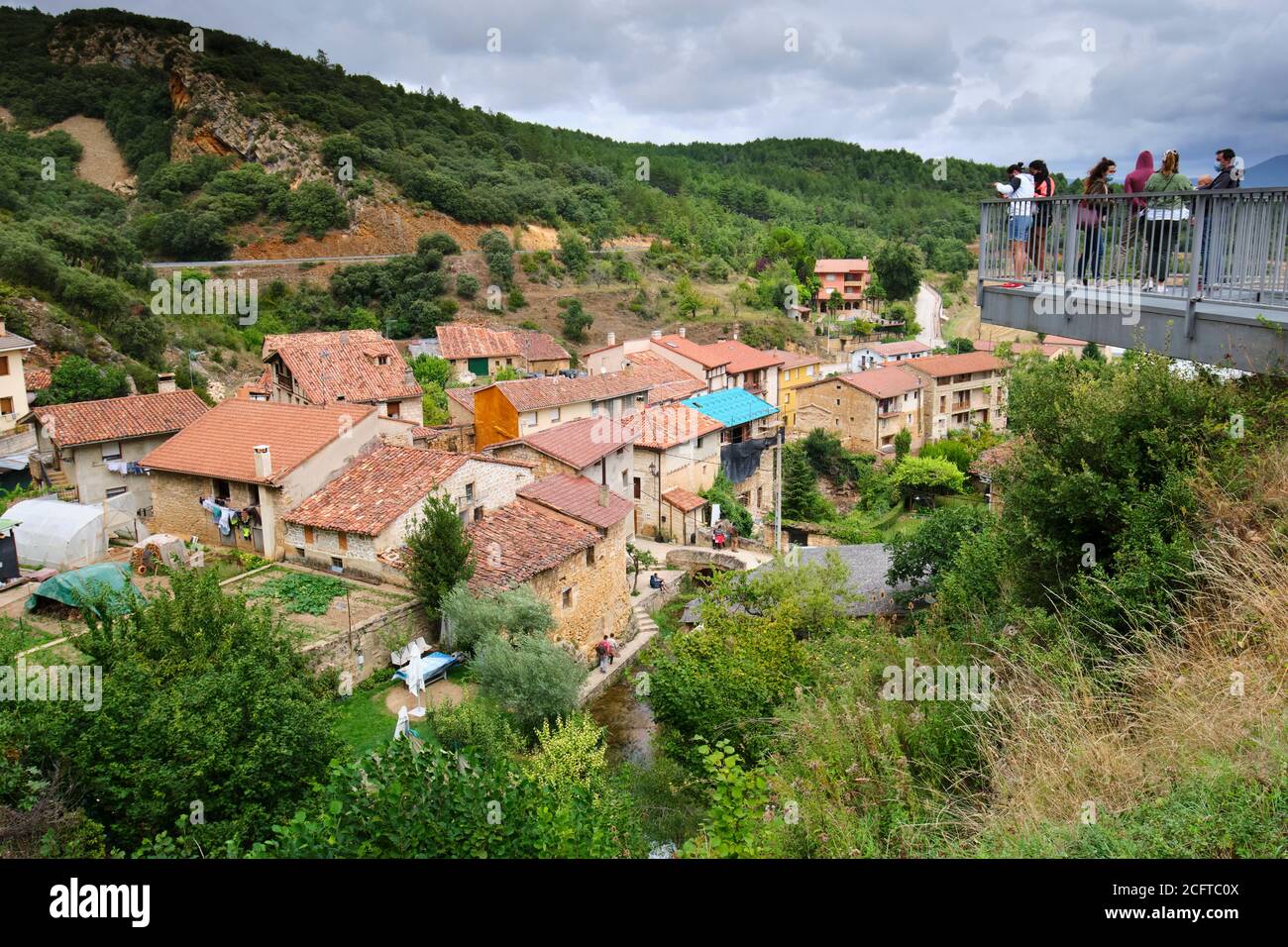 Vista generale del villaggio e la gente in un punto di vista. Foto Stock