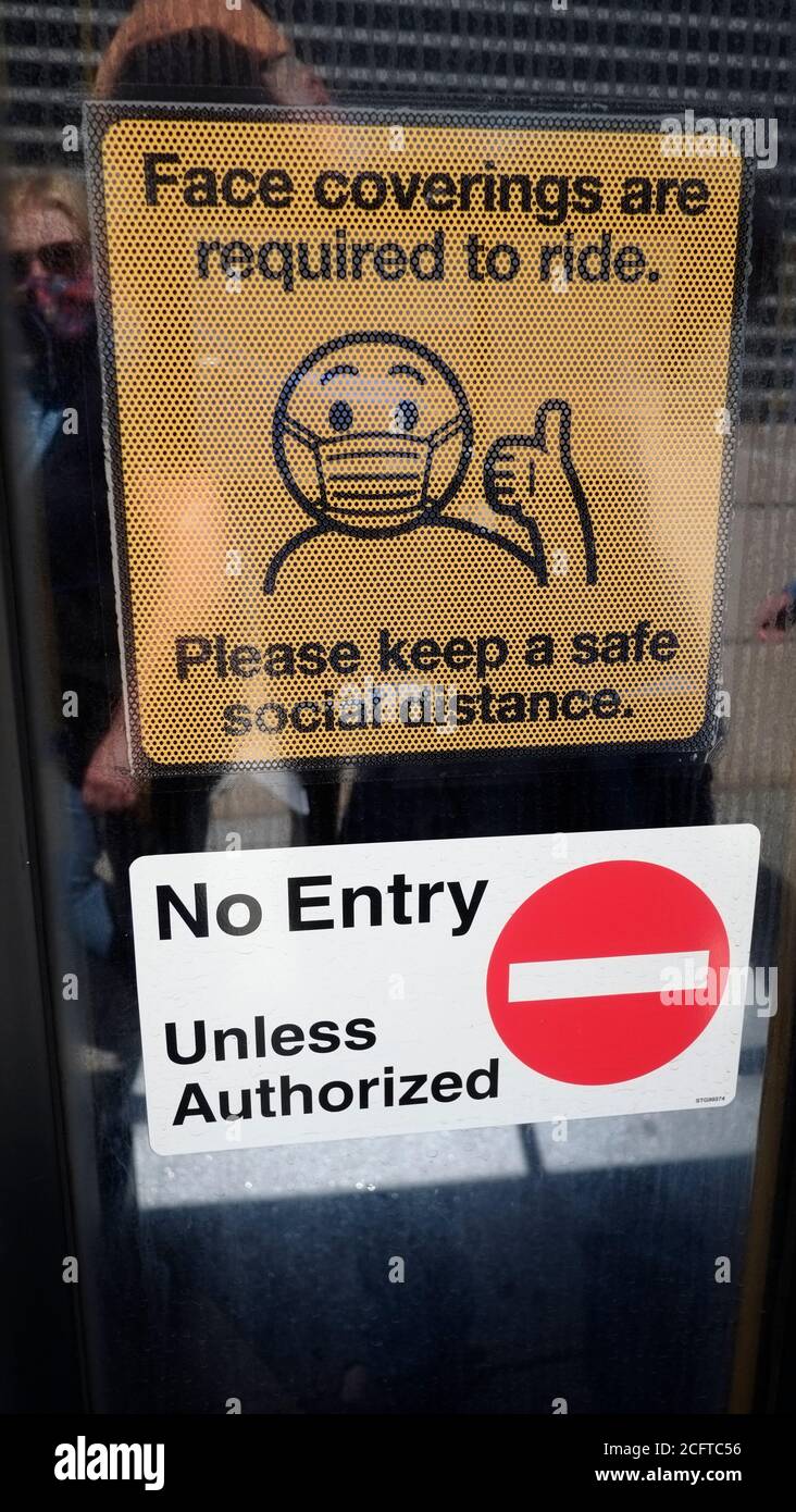 USA, New York City transit cartello autobus che richiede l'uso di maschera facciale Foto Stock