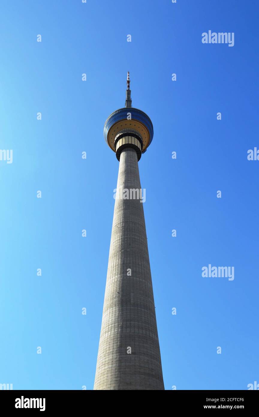 Pechino / Cina - 1 marzo 2014: La Torre radio e TV centrale è una torre di osservazione e telecomunicazioni alta 405 metri a Pechino Foto Stock