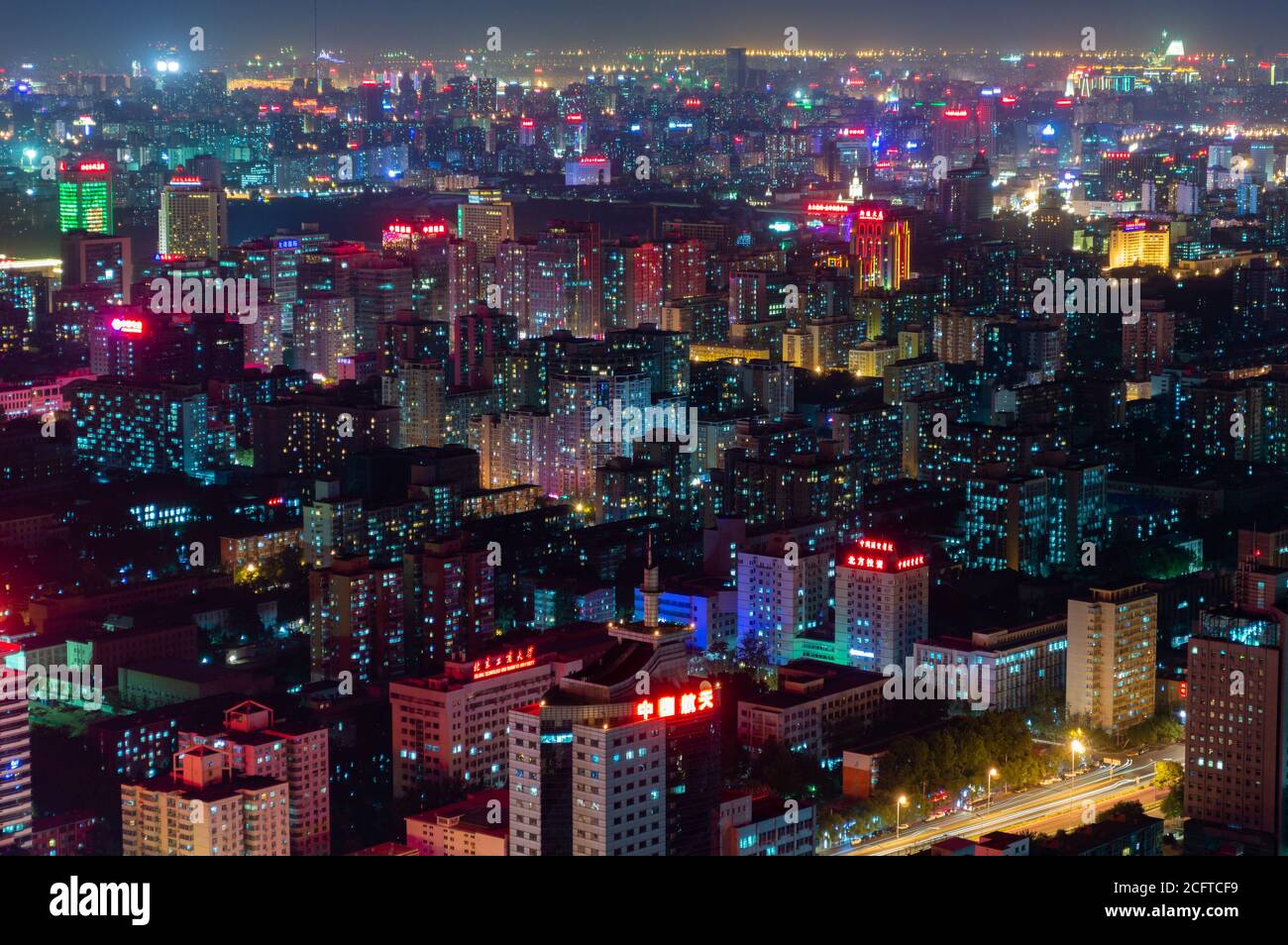 Pechino / Cina - 25 agosto 2014: Vista panoramica notturna del paesaggio urbano di Pechino, vista dalla piattaforma di osservazione della Torre della Televisione Centrale Foto Stock