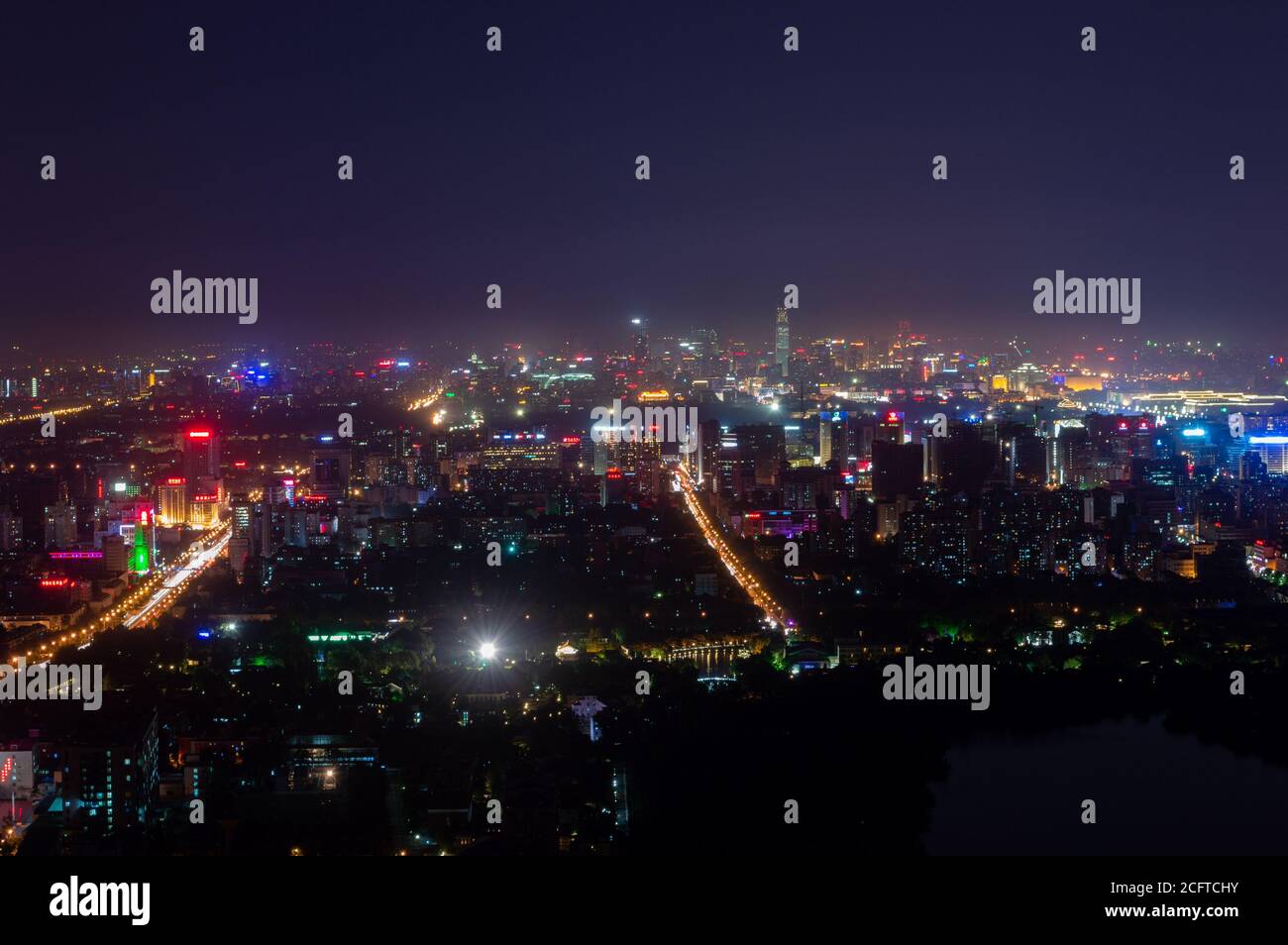 Pechino / Cina - 25 agosto 2014: Vista panoramica notturna del paesaggio urbano di Pechino, vista dalla piattaforma di osservazione della Torre della Televisione Centrale Foto Stock