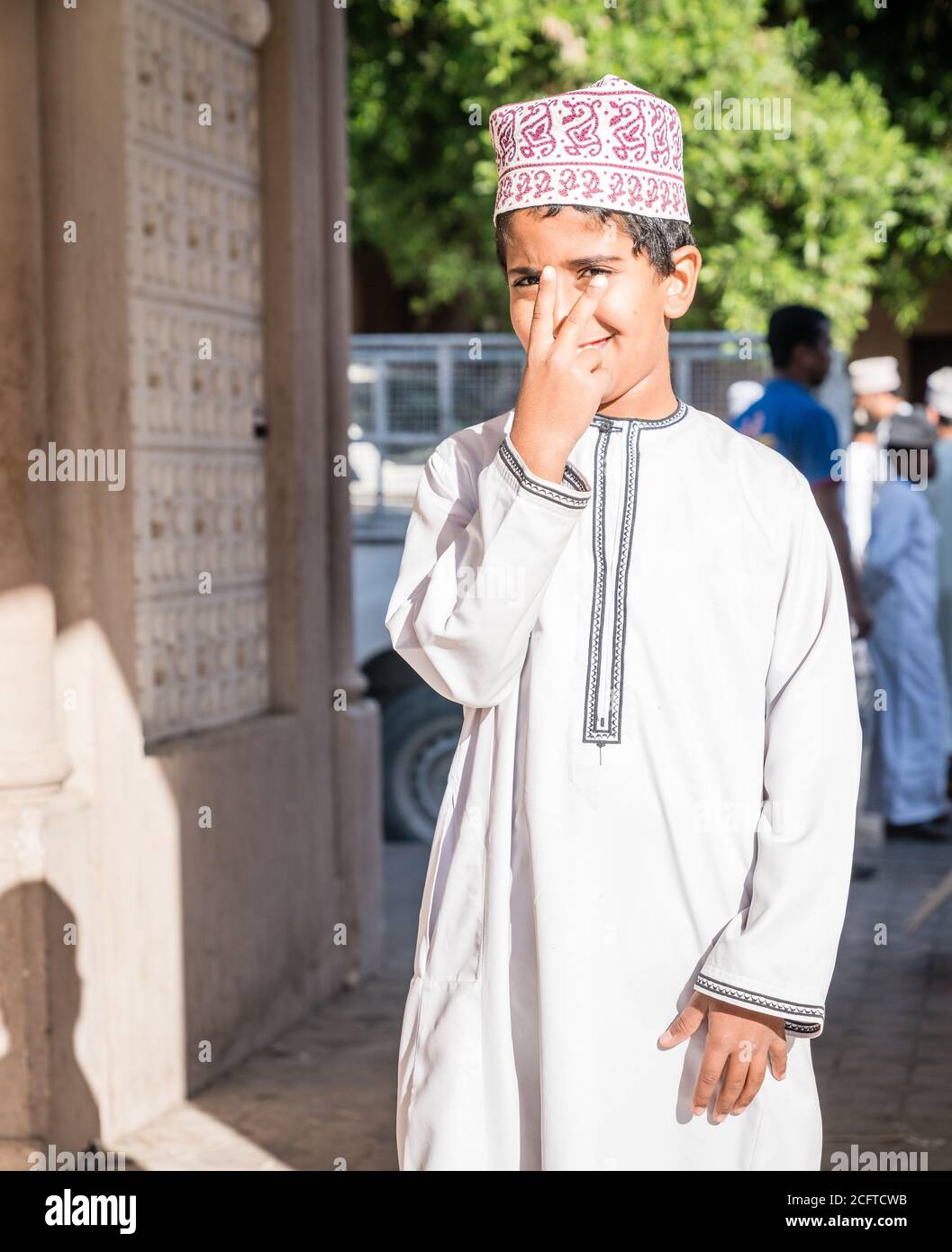 Nizwa, Oman, 2 dicembre 2016: Ritratto di un ragazzo locale in abiti tradizionali al mercato del venerdì a Nizwa, Oman Foto Stock