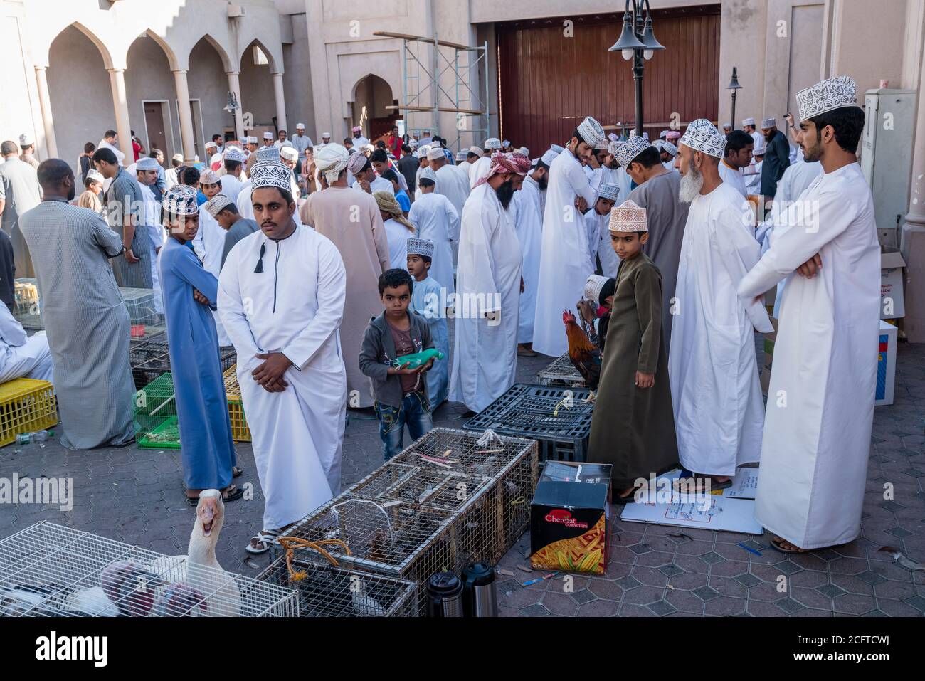 Nizwa, Oman, 2 dicembre 2016: Una folla locale al mercato degli uccelli a Nizwa, Oman - una parte del mercato settimanale del venerdì Foto Stock