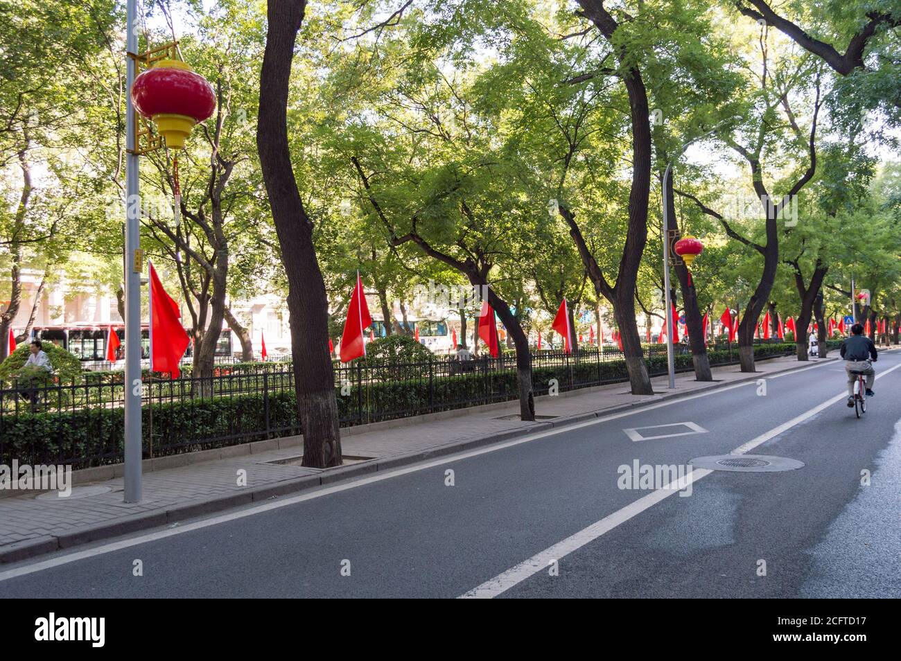 Pechino/Cina - 28 settembre 2018: Bandiere nazionali della Repubblica popolare cinese per le strade di Pechino, commemorando le festività nazionali, Foto Stock