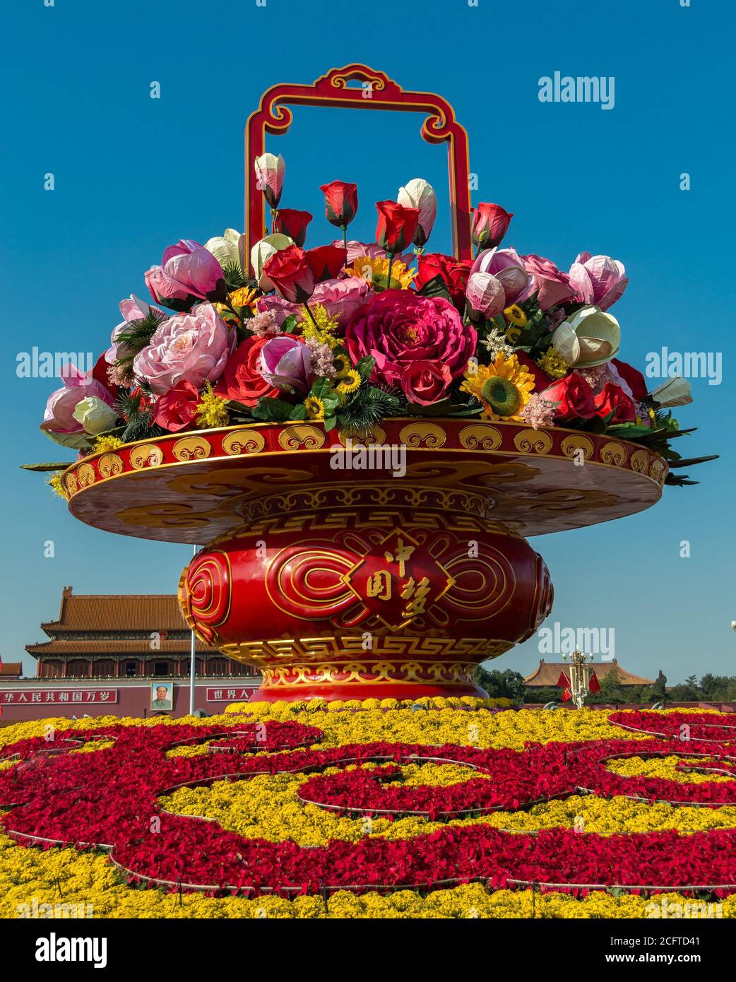 Pechino / Cina - 27 settembre 2014: Grande mostra di fiori allestita in Piazza Tiananmen per celebrare la Giornata Nazionale della Cina (65° anniversario della F Foto Stock