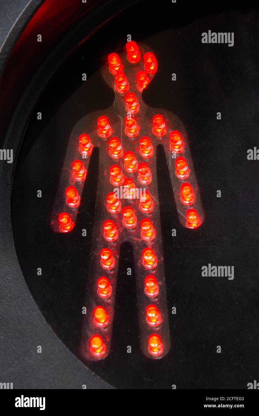 Pedone che attraversa il semaforo rosso significa "non attraversare", Francia Foto Stock