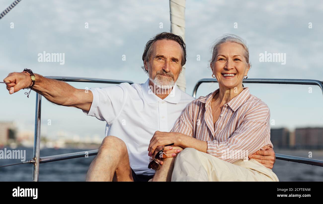 Coppia anziana che gode di un tempo di qualità durante il viaggio in barca a vela su un yacht privato Foto Stock