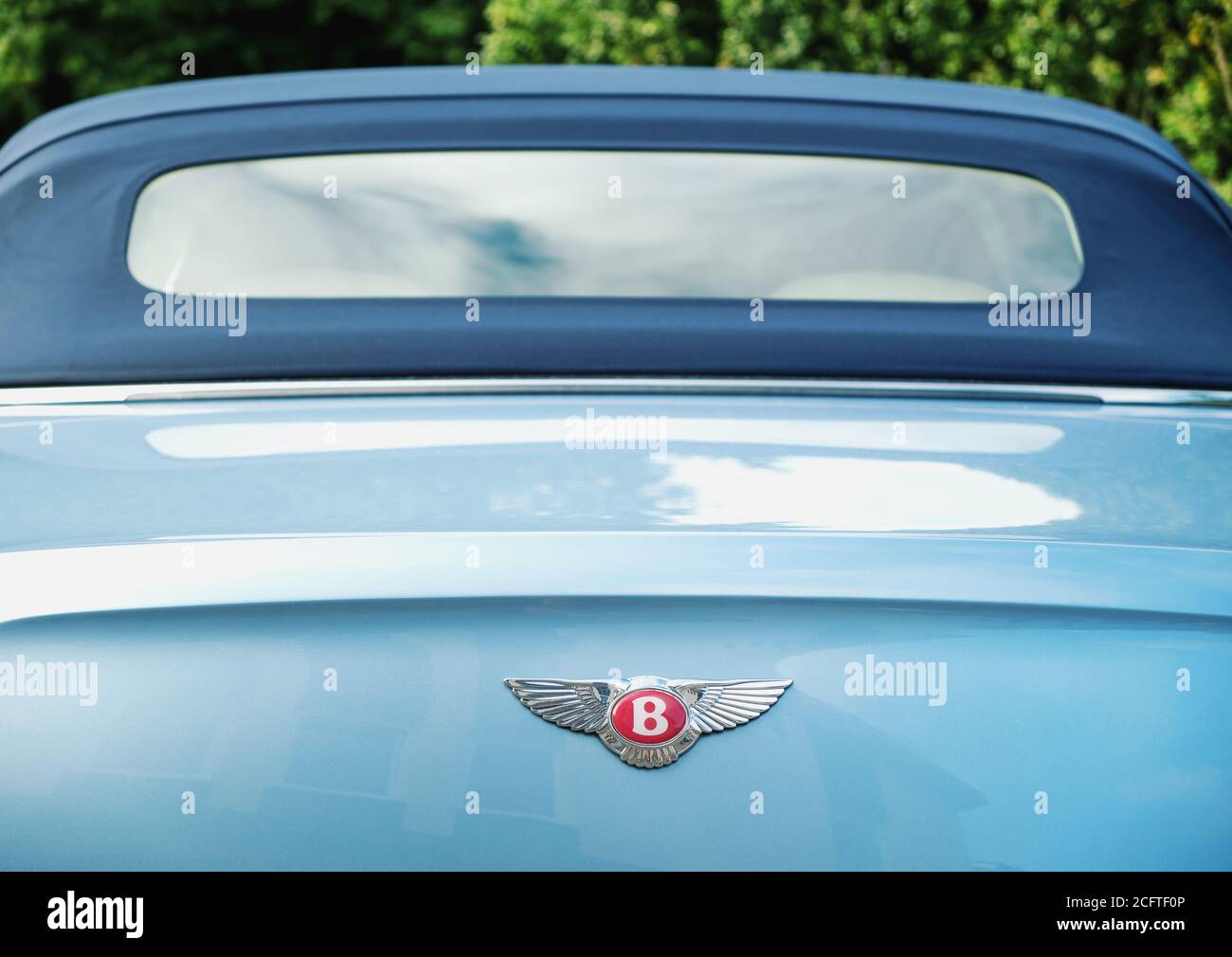 Primo piano dell'auto di lusso Bentley blu da dietro con simbolo del logo Foto Stock