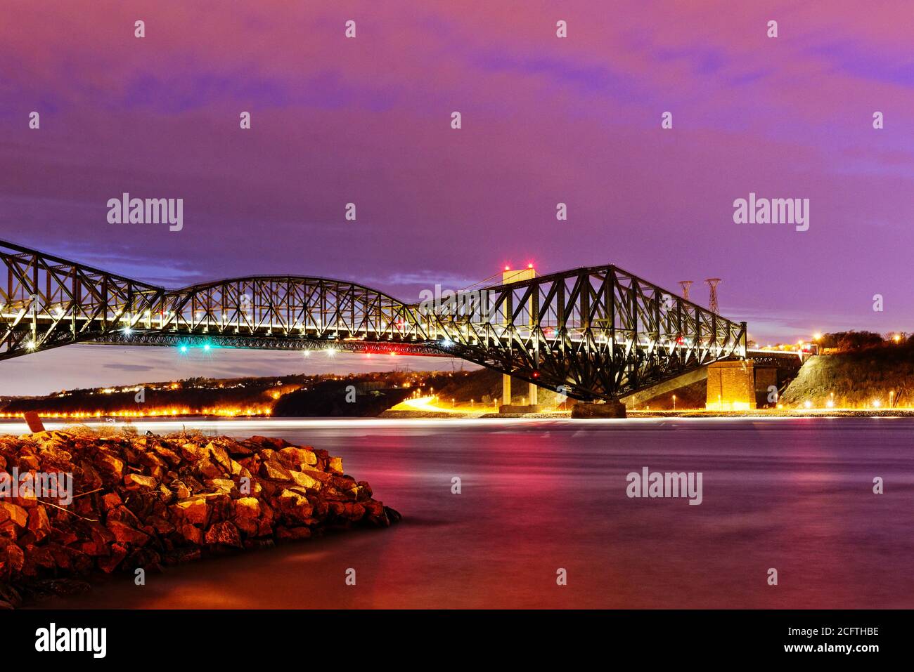 Il fiume St Lawrence e il Pont du Québec a. tramonto Foto Stock