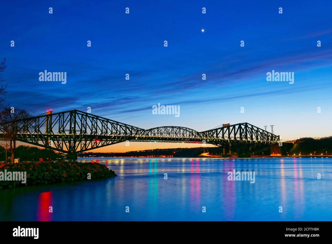Il fiume St Lawrence e il Pont du Québec a. tramonto Foto Stock