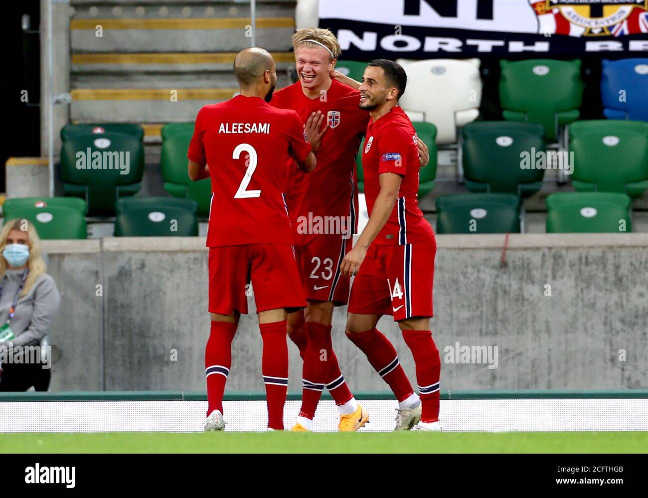La norvegese Erling Braut Haland (centro) celebra il secondo gol della partita durante la partita della UEFA Nations League Group 1, League B al Windsor Park, Belfast. Foto Stock