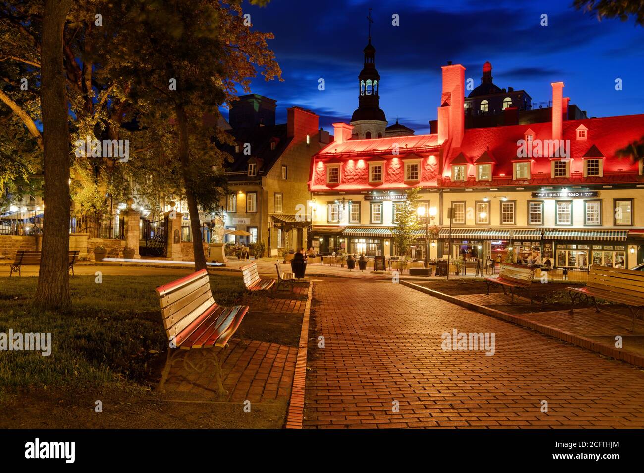 Rue Sainte Anne e il famoso Bistro 1640 con il suo tetto rosso di notte, Quebec City Foto Stock