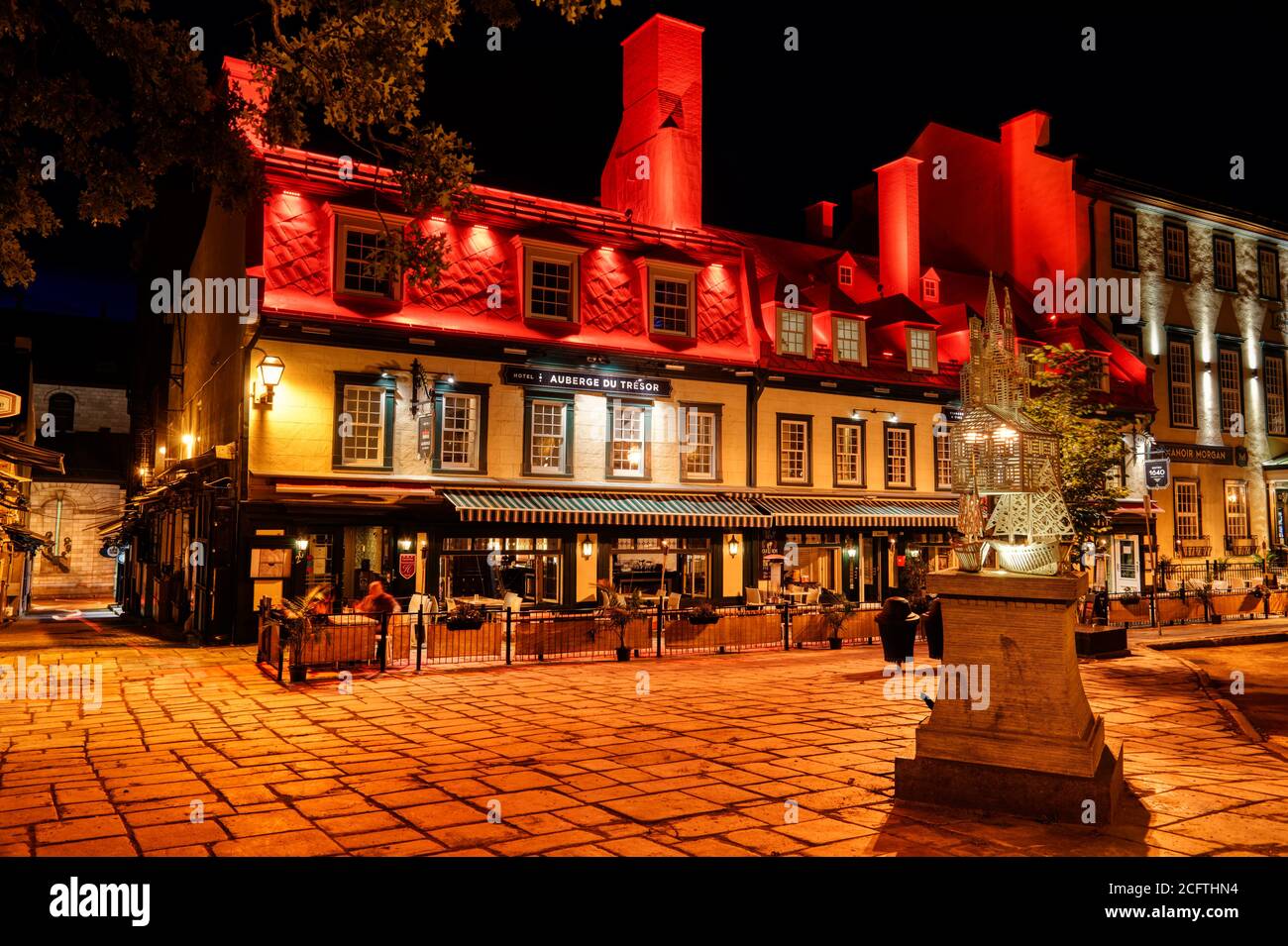 Rue Sainte Anne e il famoso Bistro 1640 con il suo tetto rosso di notte, Quebec City Foto Stock