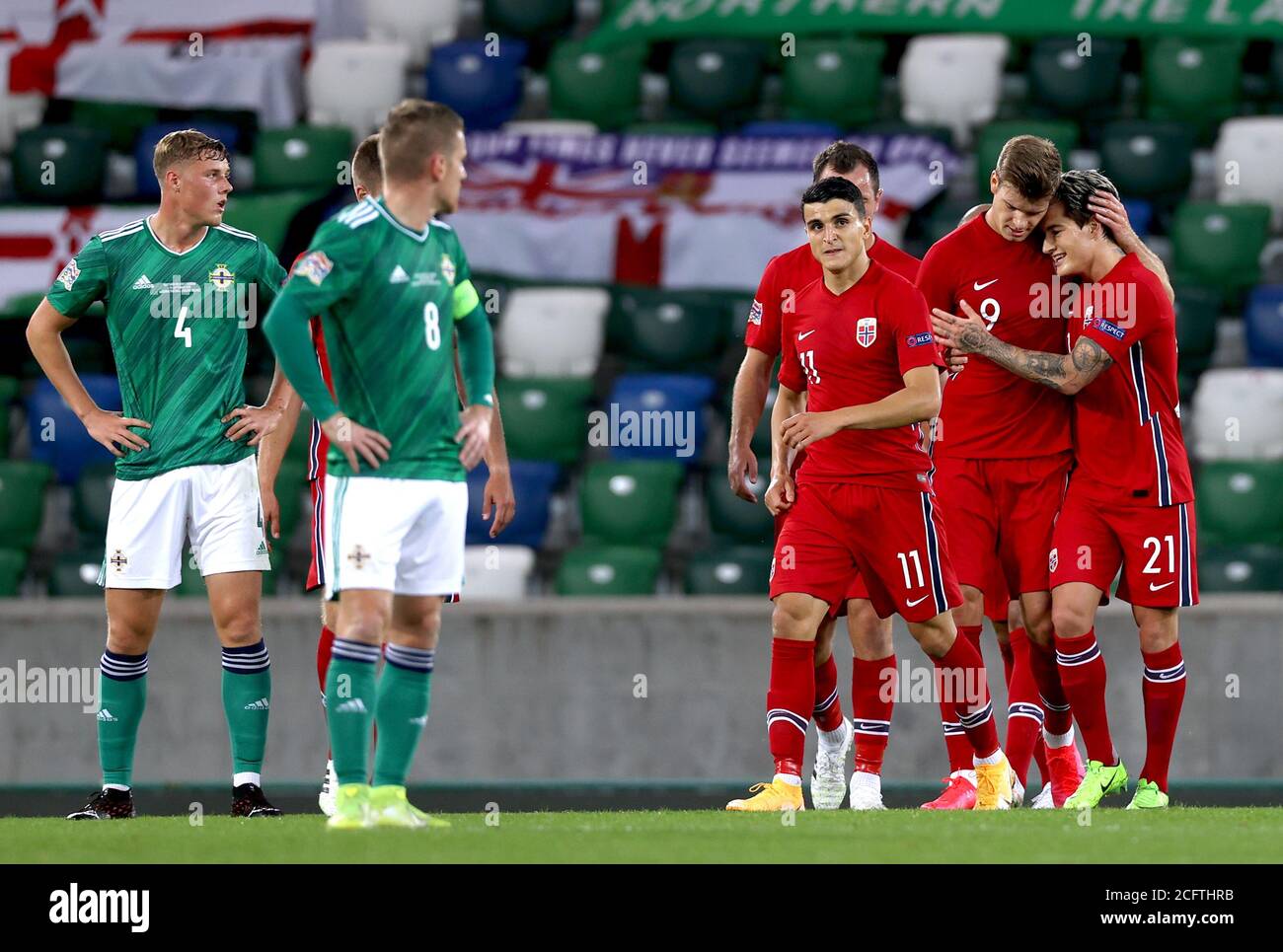 Alexander Sorth (seconda a destra), norvegese, celebra il terzo gol della partita con i suoi compagni di squadra durante la partita della UEFA Nations League Group 1, League B al Windsor Park, Belfast. Foto Stock