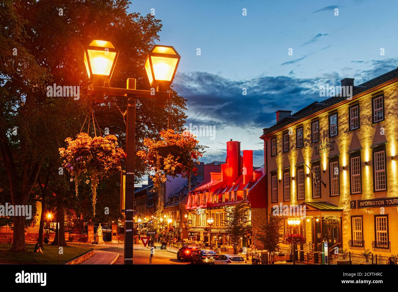 Rue Sainte Anne e il famoso Bistro 1640 con il suo tetto rosso di notte, Quebec City Foto Stock