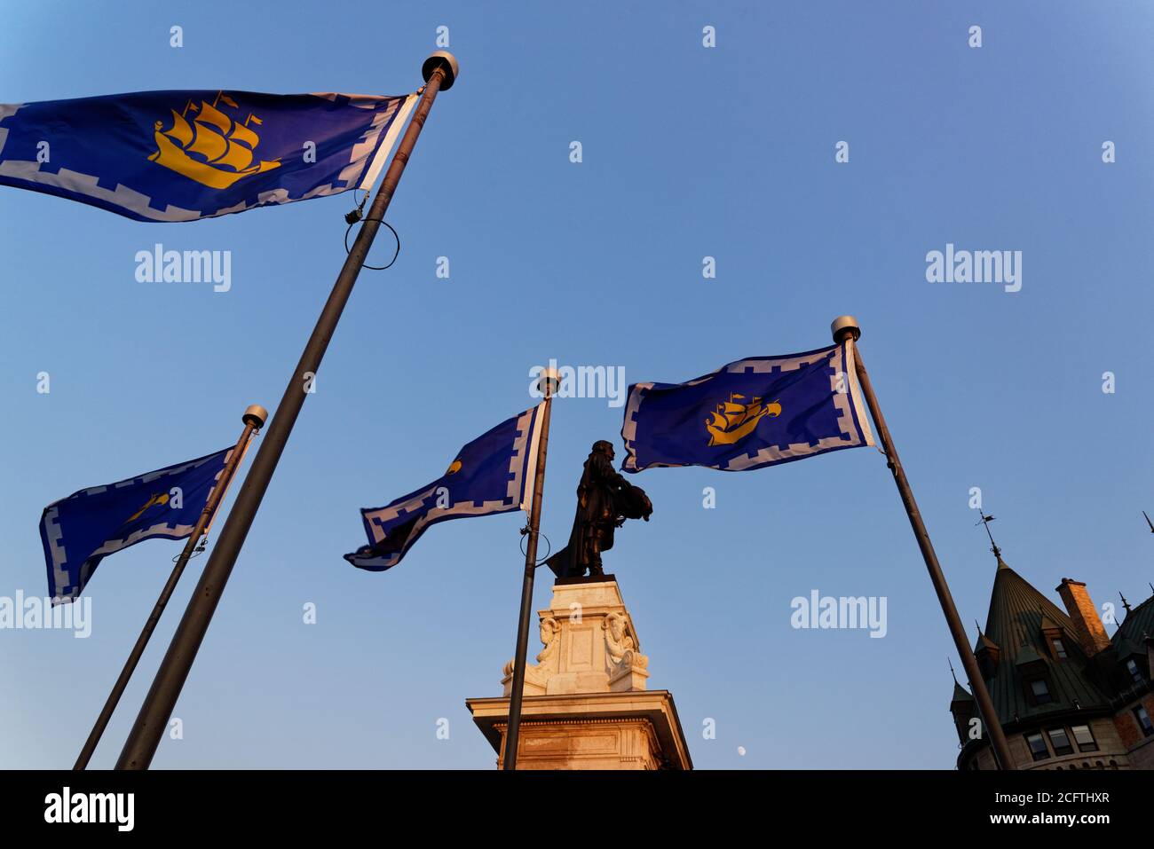 La statua di Samuel de Champlain in Quebec City con Bandiere di Quebec City che volano Foto Stock