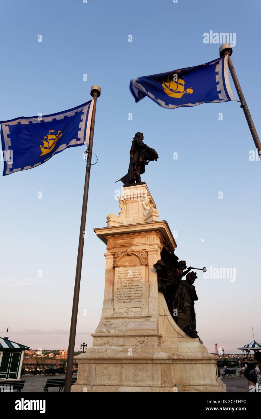 La statua di Samuel de Champlain in Quebec City con Bandiere di Quebec City che volano Foto Stock La statua di Samuel de Champlain in Quebec City con Bandiere di Quebec City che volano Foto Stock