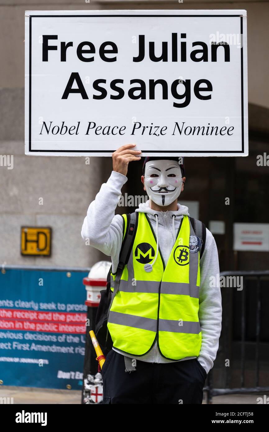 Protetore che tiene un cartello fuori della vecchia corte criminale di Bailey, udienza di estradizione per Julian Assange, Londra, 7 settembre 2020 Foto Stock