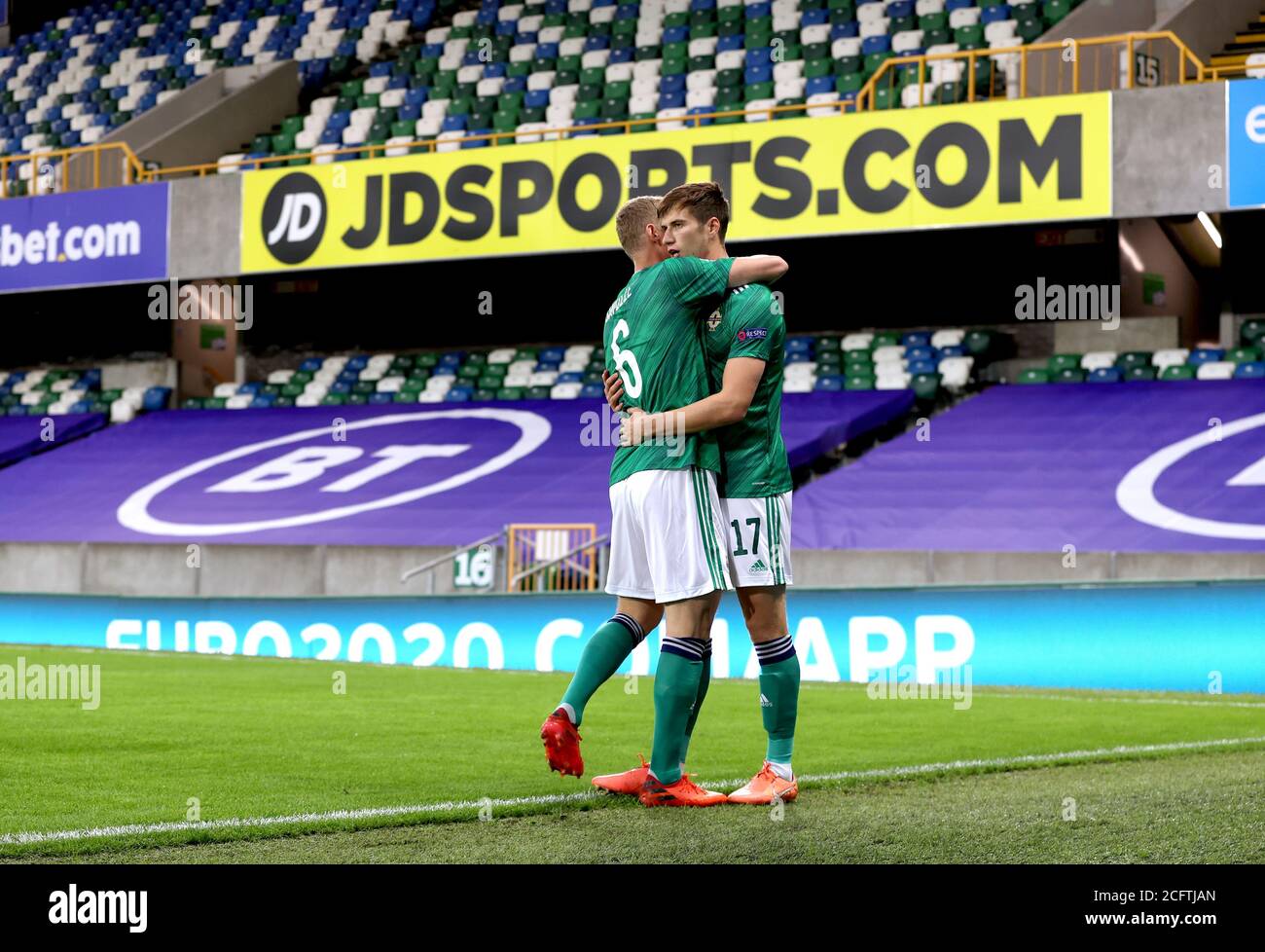 Paddy McNair (a destra) dell'Irlanda del Nord celebra il primo gol del suo fianco con il compagno di squadra George Saville durante la partita della UEFA Nations League Group 1, League B al Windsor Park, Belfast. Foto Stock