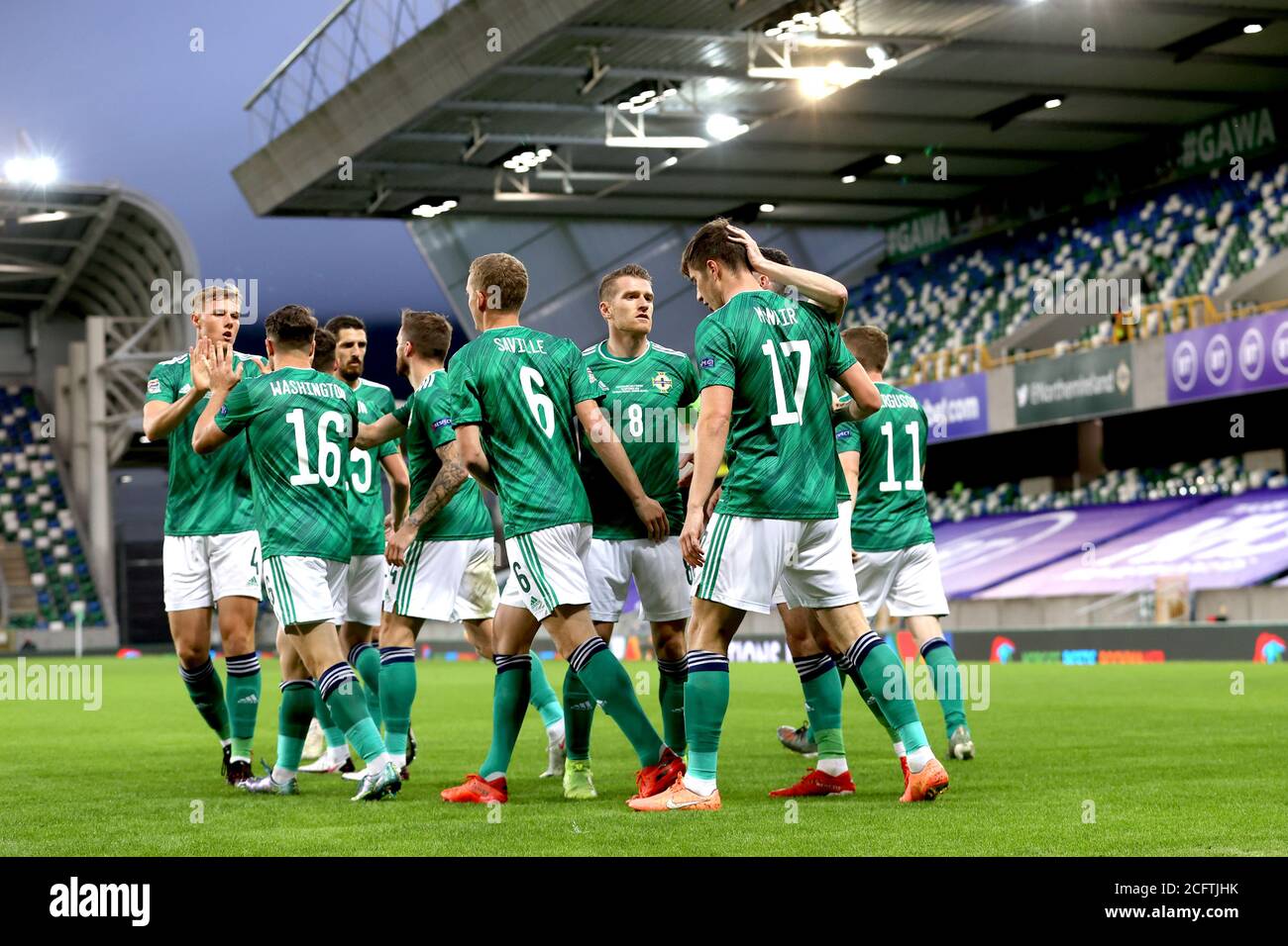 Paddy McNair (seconda a destra) dell'Irlanda del Nord celebra il primo gol del suo fianco con i suoi compagni di squadra durante la partita UEFA Nations League Group 1, League B al Windsor Park, Belfast. Foto Stock