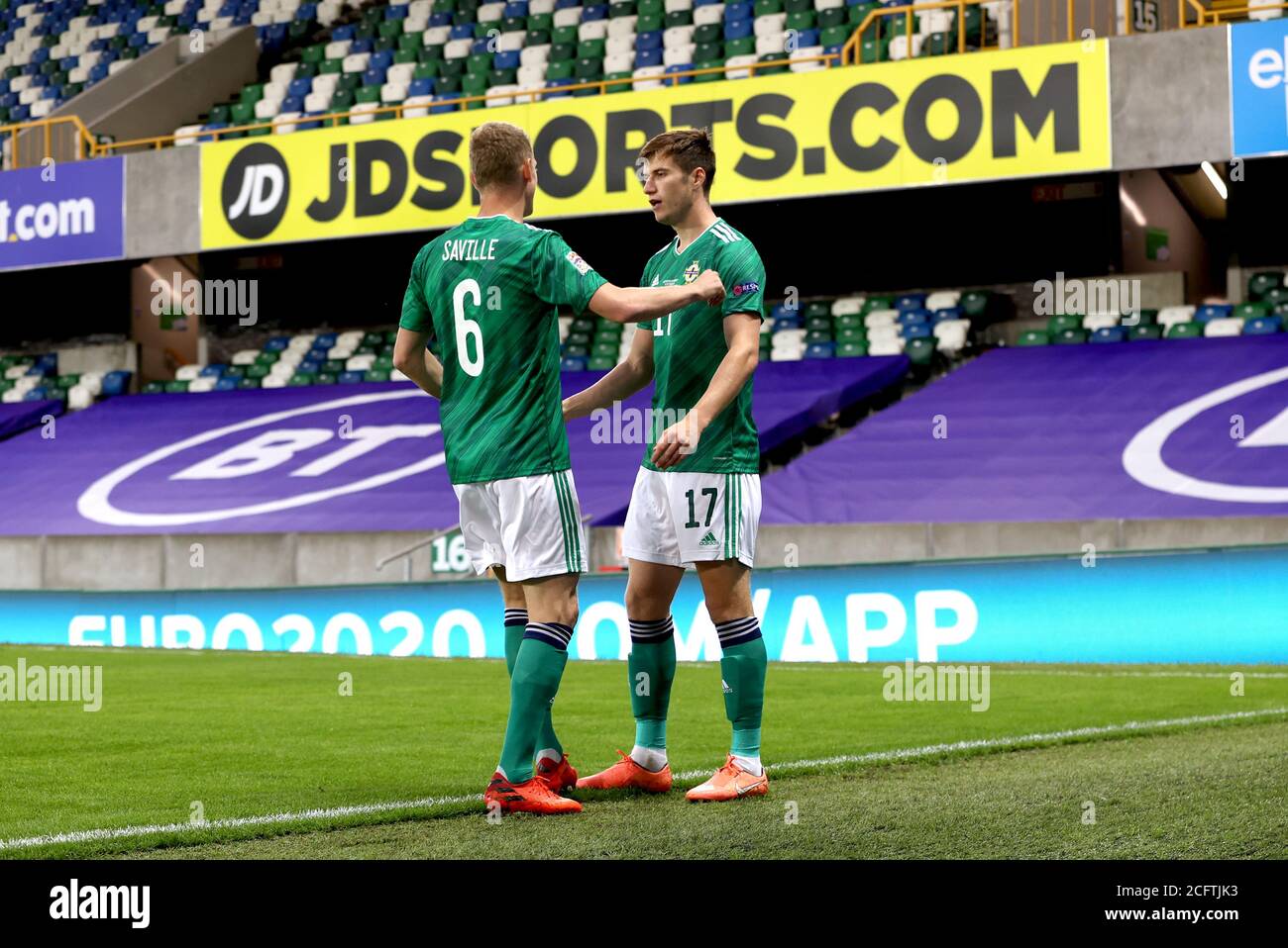 Paddy McNair (a destra) dell'Irlanda del Nord celebra il primo gol del suo fianco con il compagno di squadra George Saville durante la partita della UEFA Nations League Group 1, League B al Windsor Park, Belfast. Foto Stock
