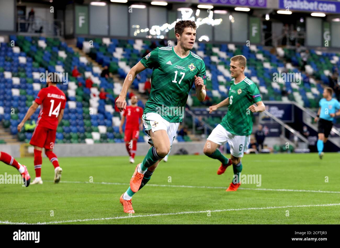 Paddy McNair (centro) dell'Irlanda del Nord festeggia il primo gol della partita durante la partita della UEFA Nations League Group 1, League B al Windsor Park, Belfast. Foto Stock