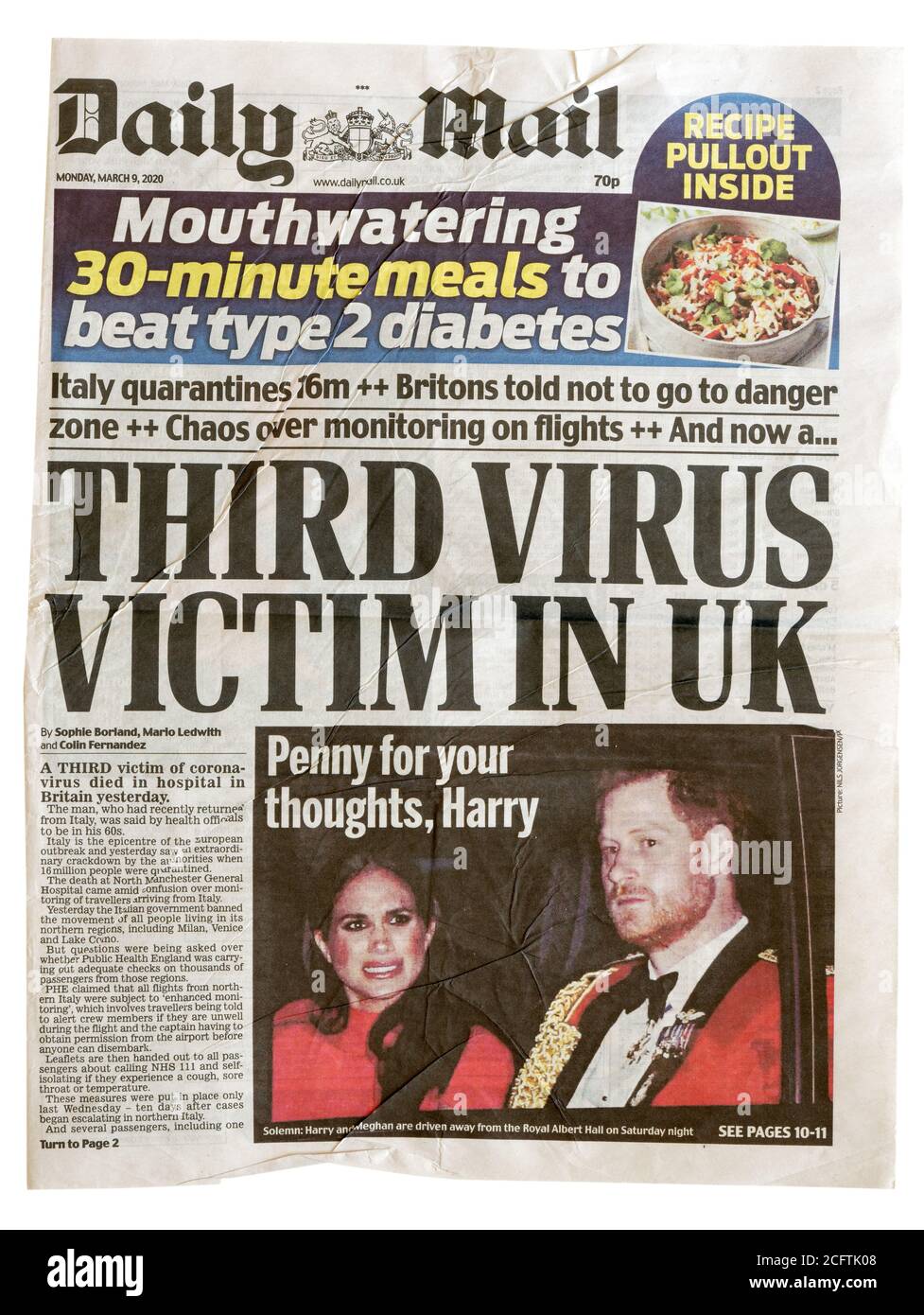 La prima pagina del Daily Mail da marzo 2020 con il titolo terza vittima di virus nel Regno Unito, circa la terza persona a test positivo Foto Stock