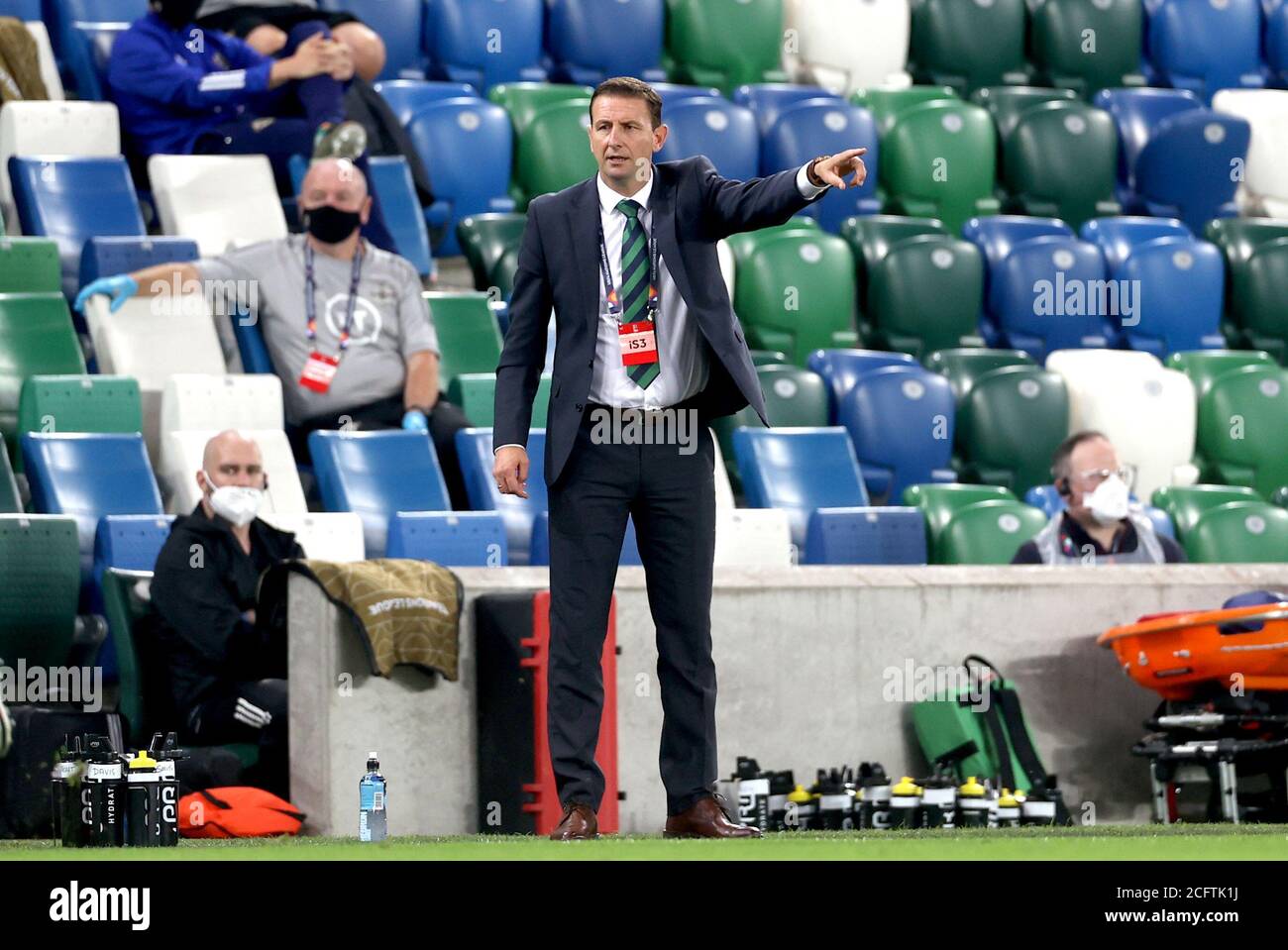 Il manager dell'Irlanda del Nord Ian Baraclough gioca sulla linea di contatto durante la UEFA Nations League Group 1, League B match a Windsor Park, Belfast. Foto Stock
