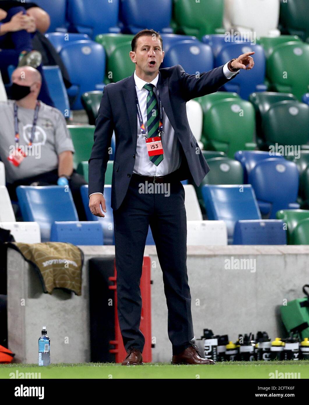 Il manager dell'Irlanda del Nord Ian Baraclough gioca sulla linea di contatto durante la UEFA Nations League Group 1, League B match a Windsor Park, Belfast. Foto Stock