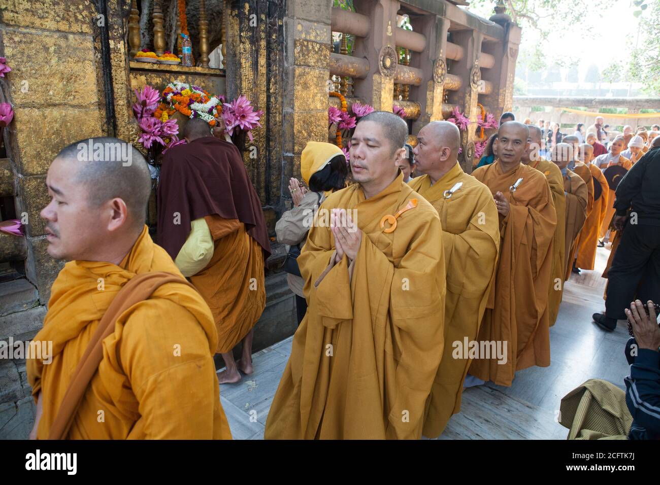 Monaci buddisti che pregano al tempio Mahabodhi a Bodhgaya, India Foto Stock