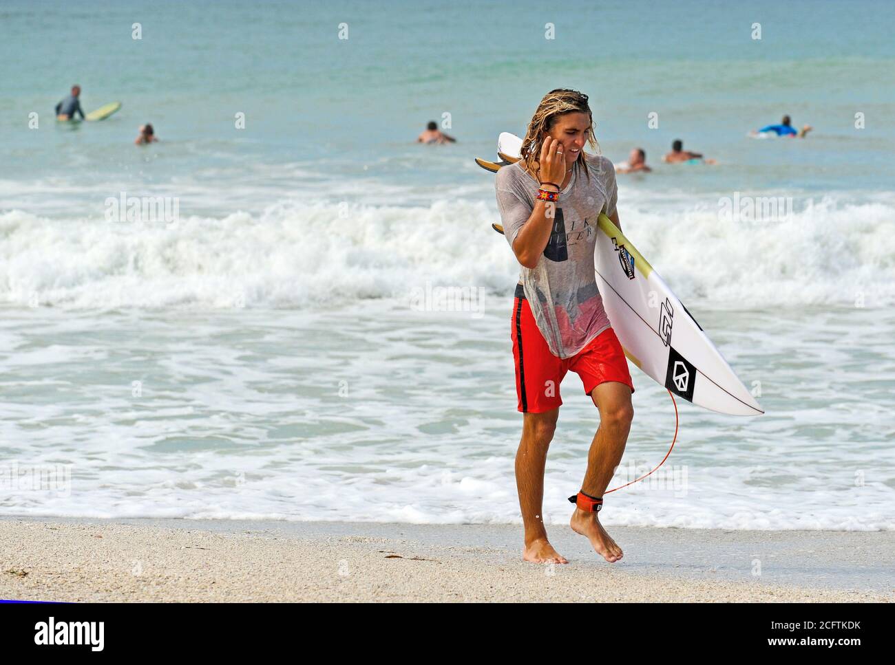 HOLMES BEACH, ANNA MARIA ISLAND, FL / USA - 4 ottobre 2013: Surfers sull'isola di Anna Maria approfittando delle onde più grandi del normale nel Gul Foto Stock