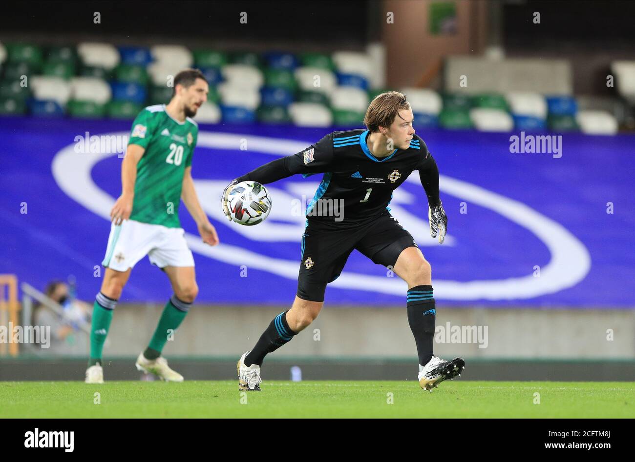 Belfast, Contea di Antrim, Irlanda del Nord. 07 settembre 2020. 7 settembre 2020; Windsor Park, Belfast, County Antrim, Irlanda del Nord; EUFA Nations League, Gruppo B, Irlanda del Nord contro Norvegia; portiere Bailey Peacock-Farrell dell'Irlanda del Nord mette in gioco il pallone Credit: Action Plus Sports Images/Alamy Live News Foto Stock