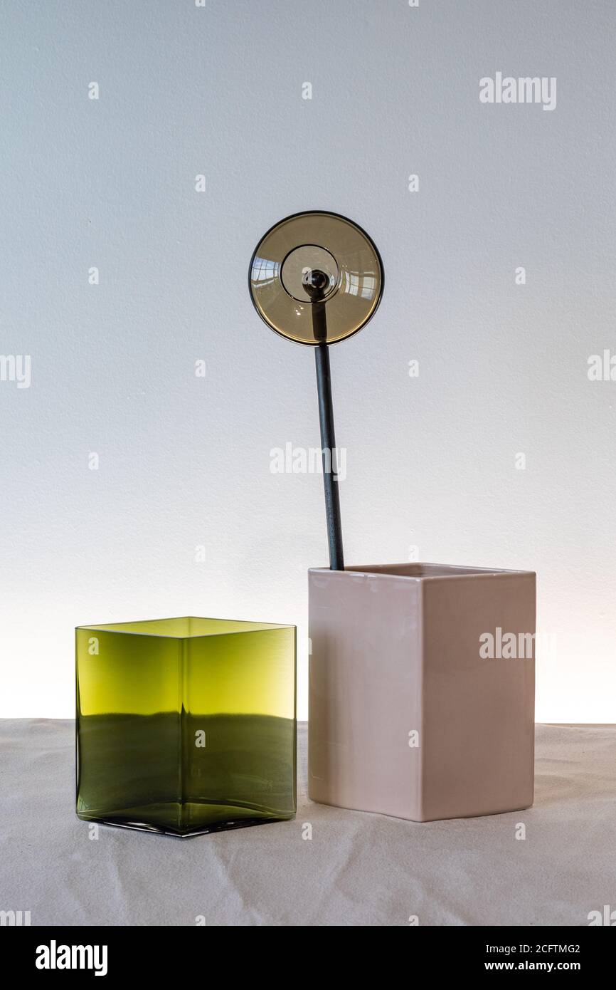 Imperfezioni, vaso in vetro e ceramica di Ronan & Erwan Bouroullec alla Iittala Design Lab Gallery o Design Center di Helsinki, Finlandia Foto Stock