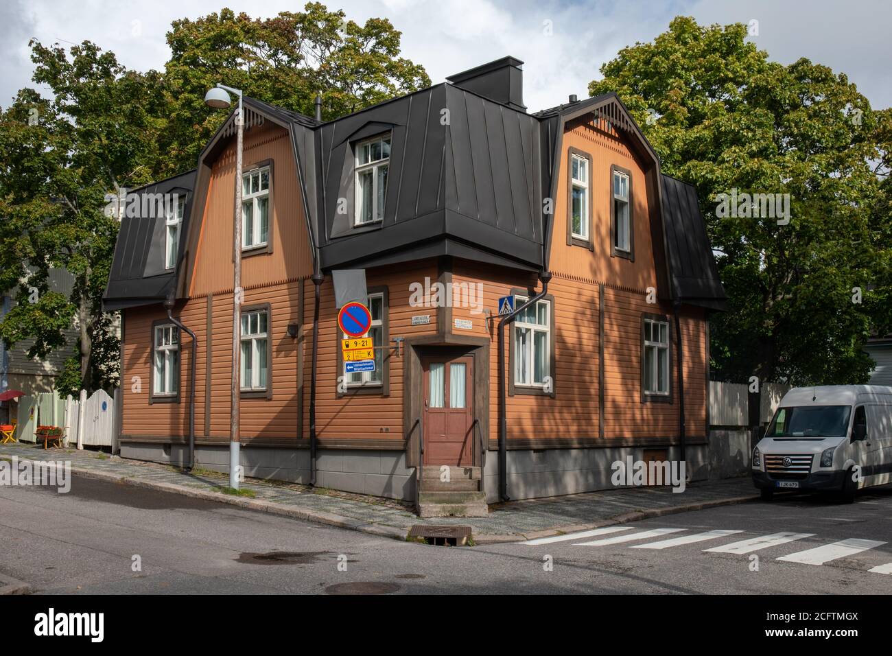 Casa d'angolo in legno nel quartiere Puu-Vallila di Helsinki, Finlandia Foto Stock
