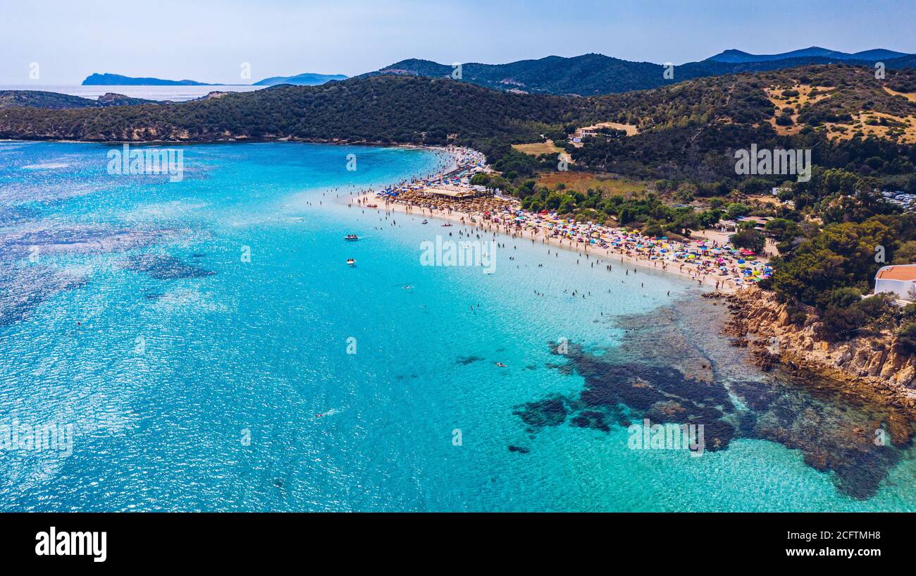 Foto aerea della spiaggia di Tuerredda in una bella giornata, Sardegna,  Italia. Veduta aerea del drone di Tuerredda in Sardegna. Famosa spiaggia di  Tuerredda a sud Foto stock - Alamy