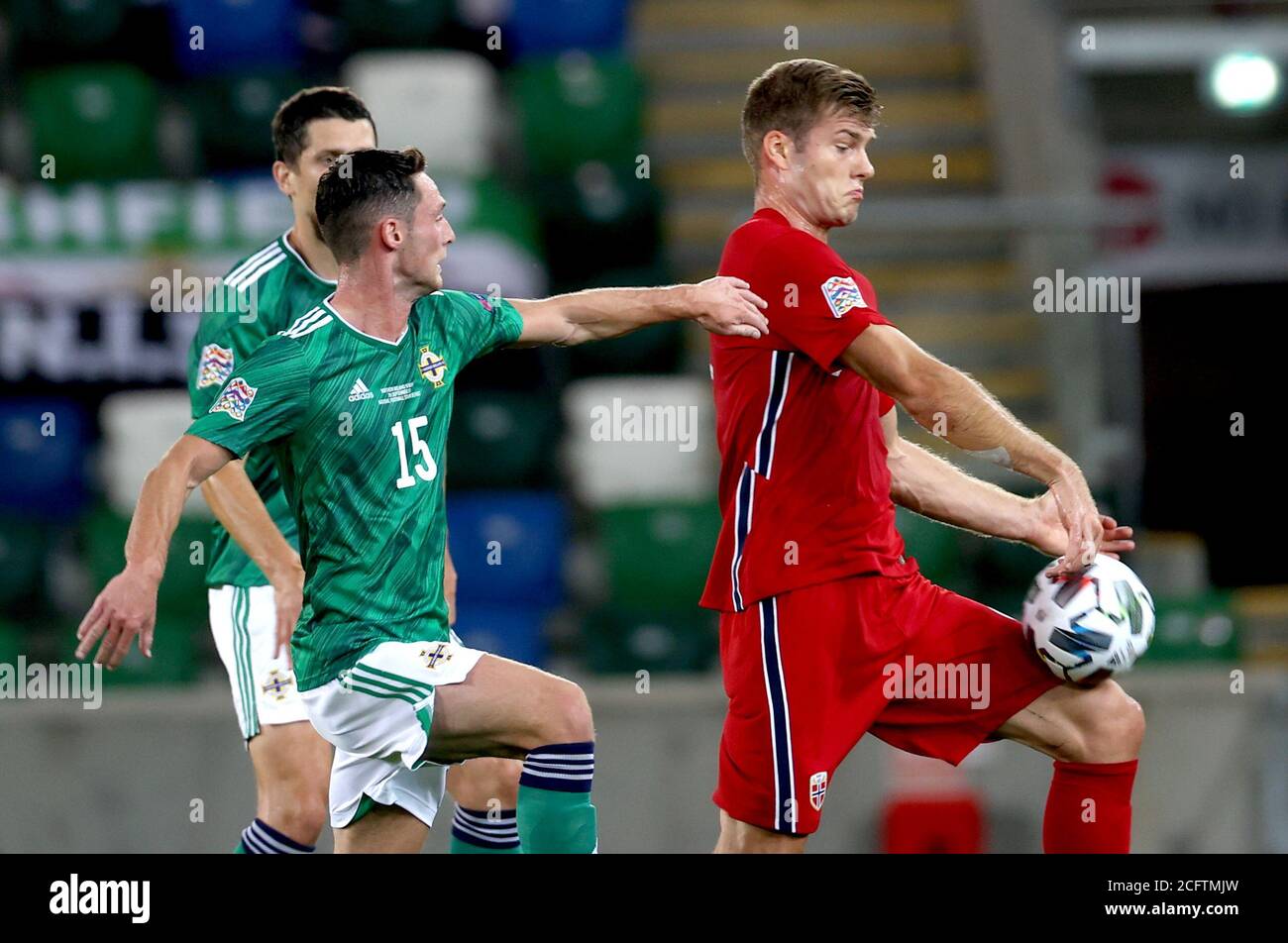 Alexander Sorth (a destra) in Norvegia e Jordan Thompson dell'Irlanda del Nord combattono per la palla durante la UEFA Nations League Group 1, League B match a Windsor Park, Belfast. Foto Stock