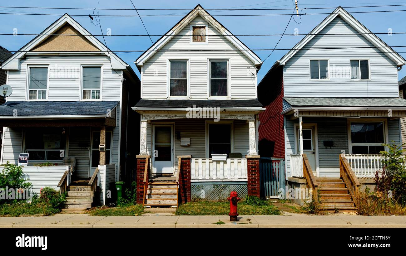 Case singole per famiglie sulla strada della città. Foto Stock