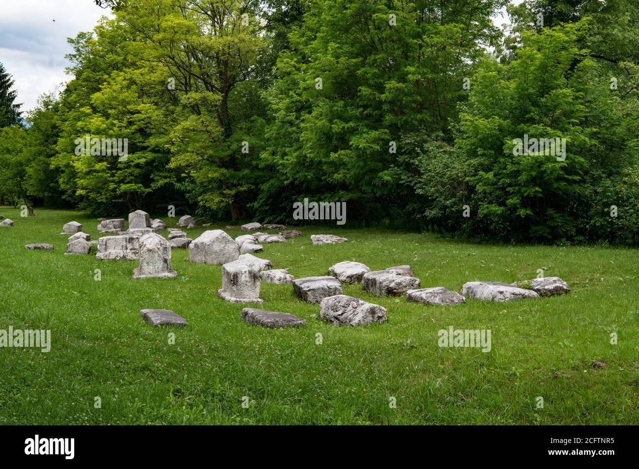 Necropoli medievale del 14 ° secolo chiamato Mramorje. Situato nel parco nazionale Perucac Tara montagna, Serbia. Lapidi di forme diverse. Foto Stock