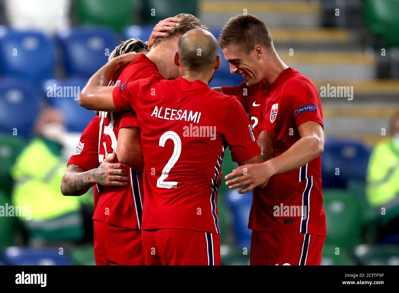 La norvegese Erling Braut Haland (seconda a sinistra) celebra il quinto gol del suo fianco con i suoi compagni di squadra durante la partita UEFA Nations League Group 1, League B al Windsor Park, Belfast. Foto Stock