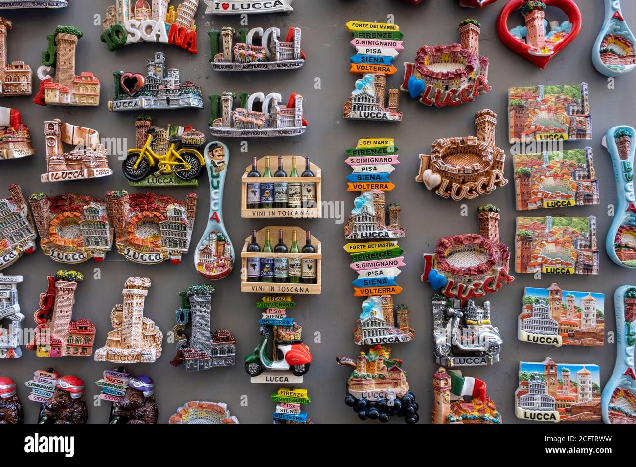 Magliette decorative multicolore appese per l'esposizione al mercato hippy. Foto Stock