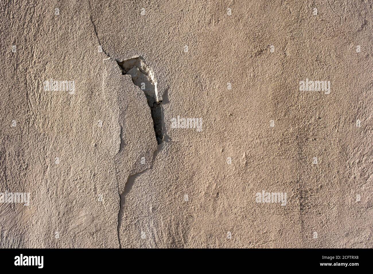 Vecchia parete pelata ricoperta di tegamino rosso giallo verniciato Foto Stock