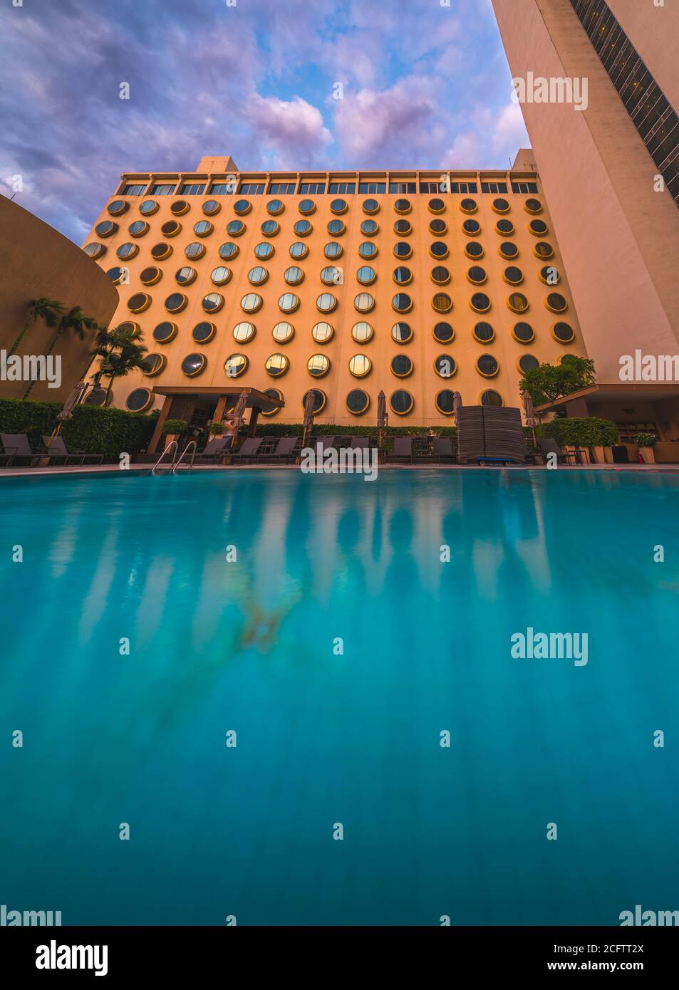 Hotel con area piscina vuota a Bangkok, Thailandia Foto Stock