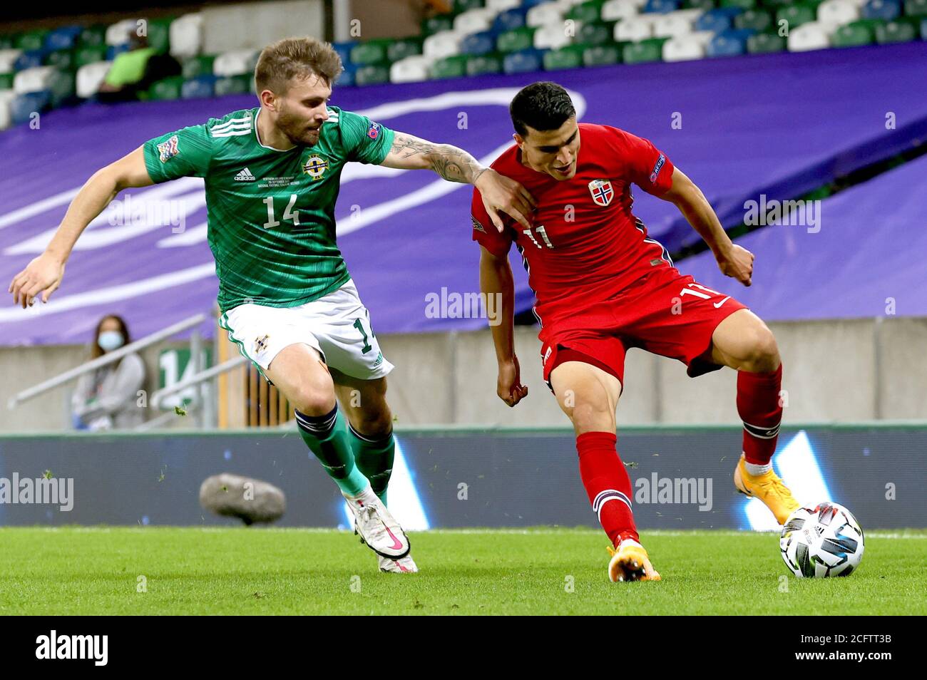 Stuart Dallas dell'Irlanda del Nord (a sinistra) e Mohamed Elyooussi della Norvegia combattono per la palla durante la UEFA Nations League Group 1, League B match a Windsor Park, Belfast. Foto Stock