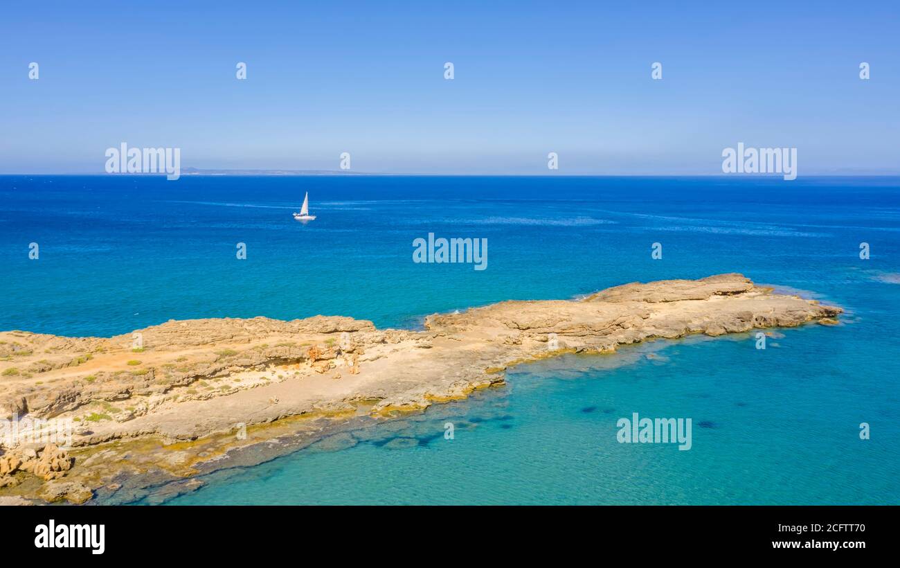 Veduta aerea della spiaggia e della chiesa di San Nicola, Zante, Grecia Foto Stock