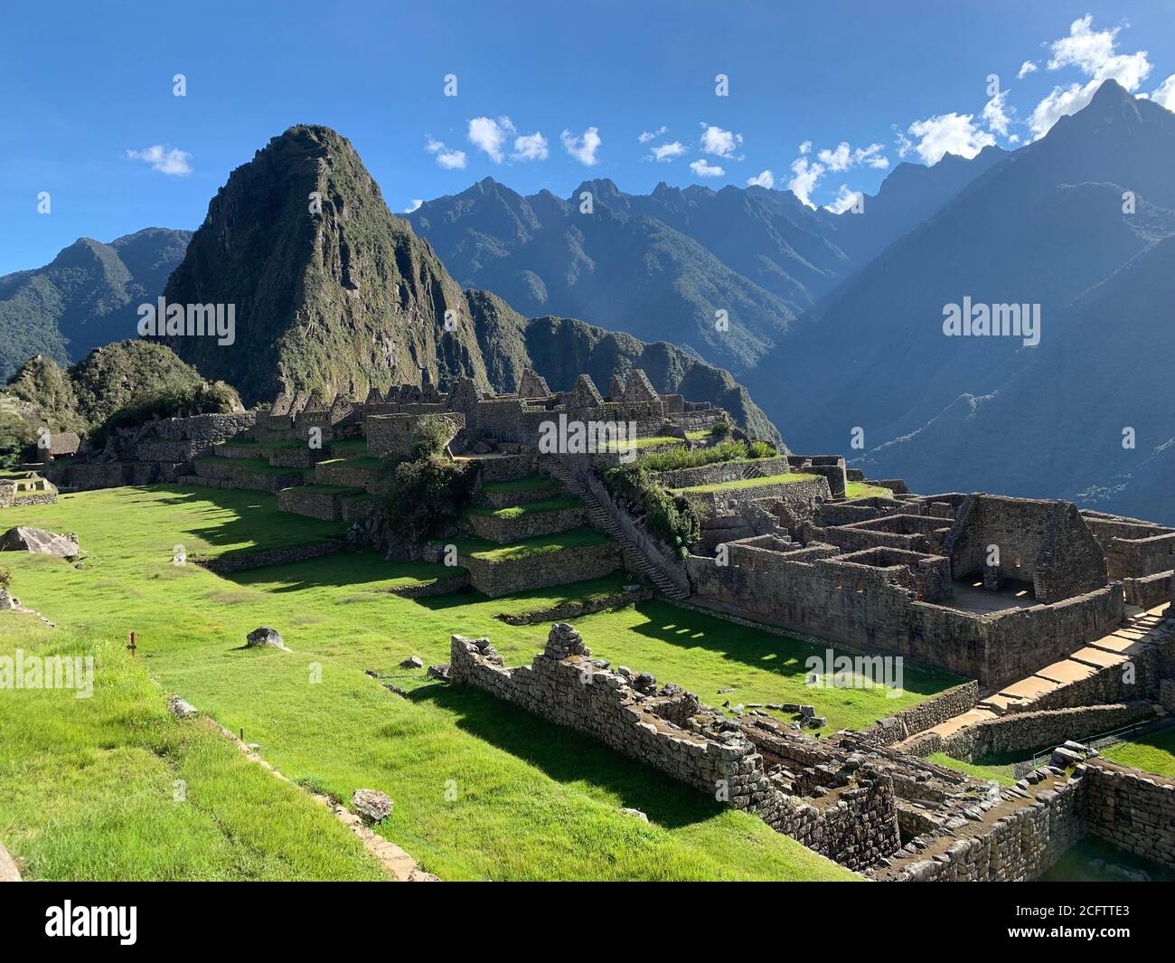 Grande Machu Picchu in Perù. Famoso punto di riferimento peruviano. Antica cittadella inca. Monte Huayna Picchu. Vista delle maestose rovine della città Inca. Foto Stock