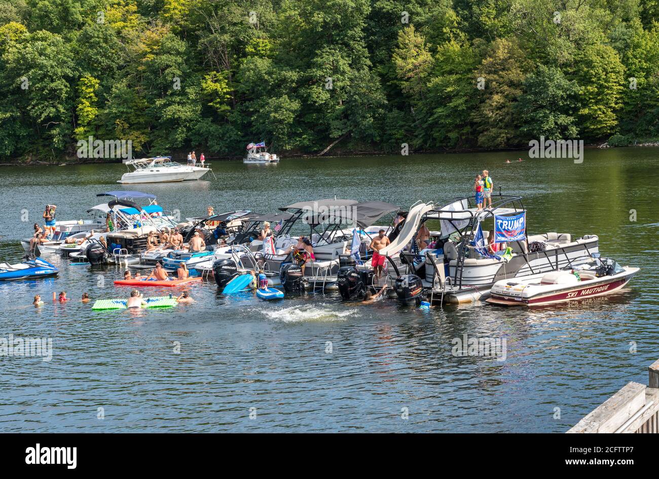 Morgantown, WV - 7 settembre 2020: Festa dei sostenitori di Trump sul lago Cheat per celebrare la Festa del lavoro in grande gruppo Foto Stock